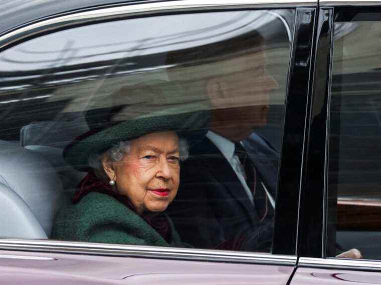 La reine Elizabeth arrive avec le prince Andrew pour le service commémoratif du prince Philip