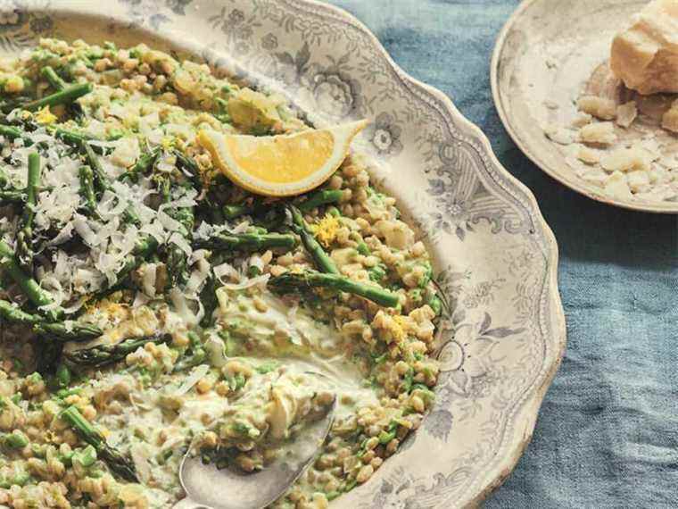 Cuisinez ceci : risotto d’orge verte aux petits pois et aux asperges de la Méditerranée de Claudia Roden