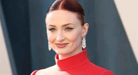 Sophie Turner de Game of Thrones confirme sa grossesse sur le tapis rouge des Oscars