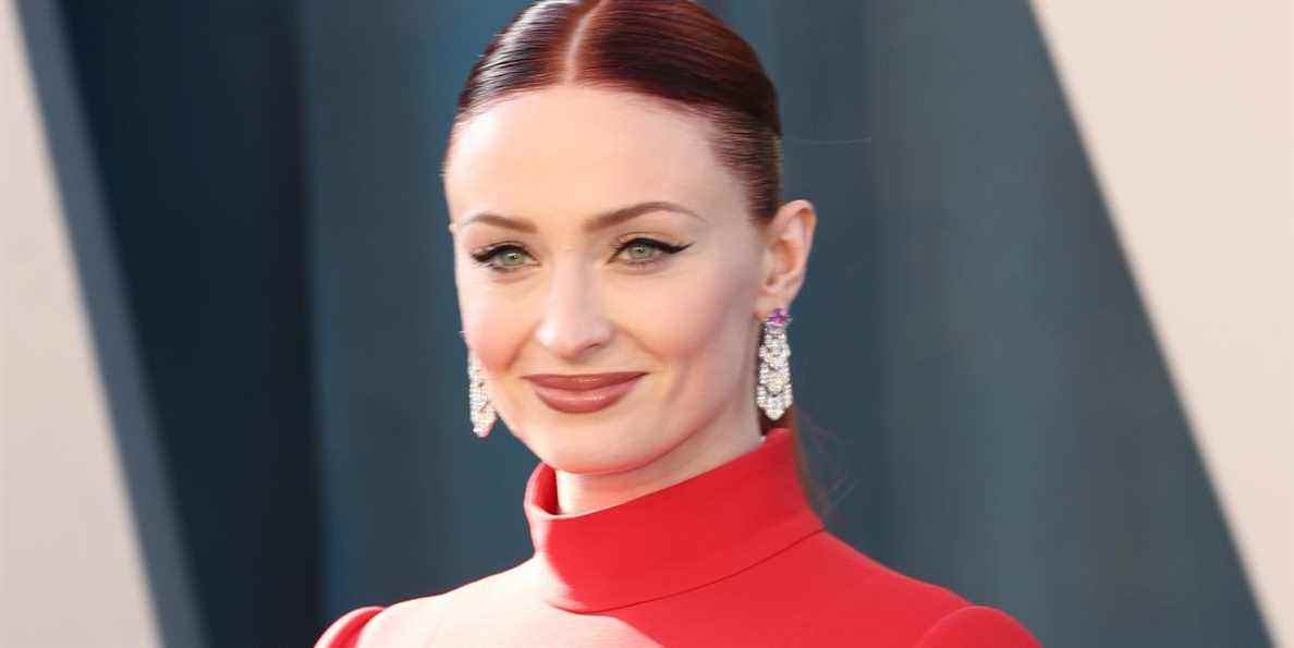 Sophie Turner de Game of Thrones confirme sa grossesse sur le tapis rouge des Oscars

