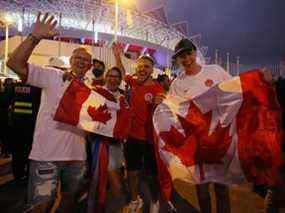 Les fans de soccer canadiens applaudissent comme avant le match de qualification pour la Coupe du monde contre le Costa Rica à San Jose, au Costa Rica, le 24 mars 2022.