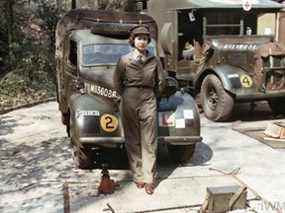 La future reine Elizabeth II photographiée dans une tenue essentiellement non sexiste pendant son service en temps de guerre avec le service territorial auxiliaire.  Bien qu'ils aient toujours insisté pour lui donner une casquette plus moelleuse que les hommes.