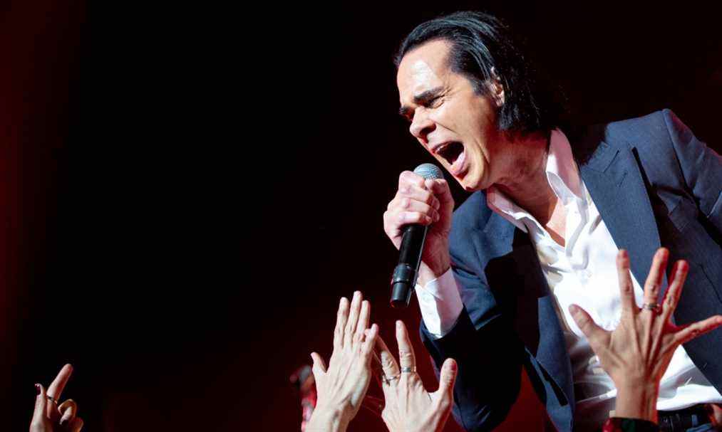 L'agonie, puis l'extase, de Nick Cave : des collaborateurs racontent comment la « communion » avec son public a transformé son art.
	
	
