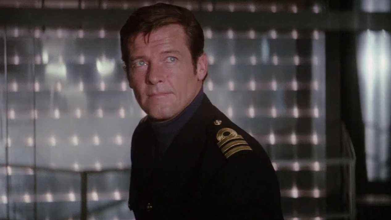 Roger Moore en James Bond dans L'espion qui m'aimait