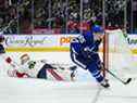 Ilya Mikheyev des Maple Leafs marque sur le gardien des Panthers de la Floride Spencer Knight lors de la troisième période au Scotiabank Arena le dimanche 27 mars 2022. 