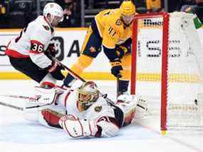 Le gardien de but des Sénateurs d'Ottawa Anton Forsberg est incapable d'arrêter l'ailier droit des Predators de Nashville Michael McCarron (47) en fin de première période au Bridgestone Arena.