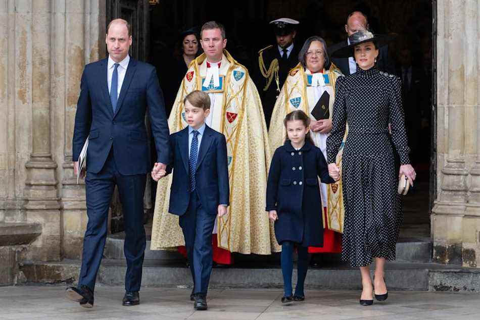 Le prince William, duc de Cambridge, le prince George de Cambridge, la princesse Charlotte de Cambridge et Catherine, duchesse de Cambridge quittent le service commémoratif du duc d'Édimbourg à l'abbaye de Westminster le 29 mars 2022 à Londres, en Angleterre.  (WireImage/Getty Images))