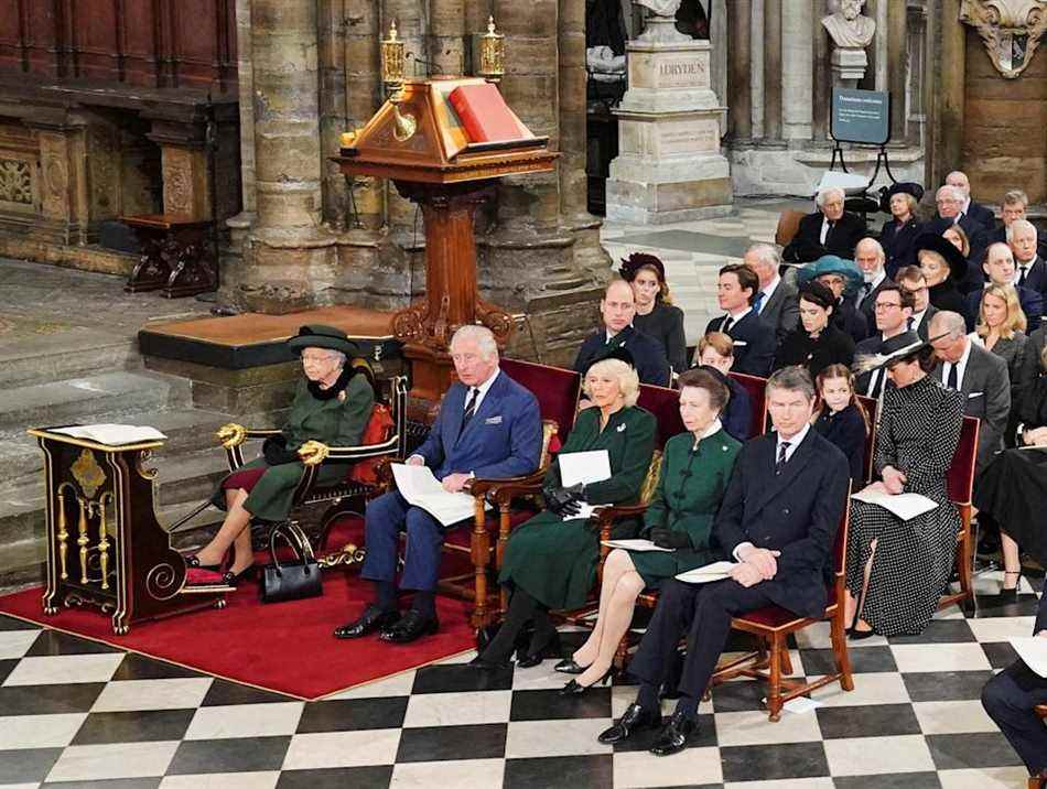 La reine Elizabeth de Grande-Bretagne, le prince Charles, la duchesse Camilla de Cornouailles, la princesse Anne Royal, le vice-amiral Sir Timothy Laurence, le prince William, Catherine, la duchesse de Cambridge, le prince George et la princesse Charlotte, assistent à un service d'action de grâces pour feu le prince Philip , duc d'Édimbourg, à l'abbaye de Westminster à Londres, Grande-Bretagne, le 29 mars 2022. (REUTERS)