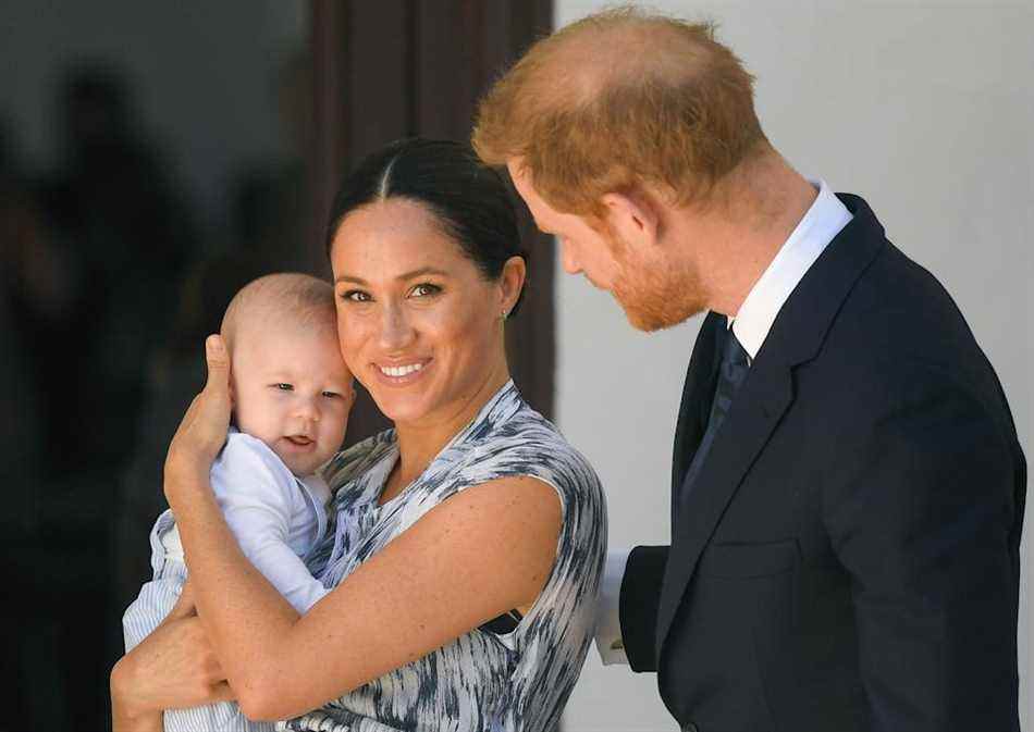 Le prince Harry, duc de Sussex, Meghan, duchesse de Sussex et leur petit fils Archie Mountbatten-Windsor rencontrent l'archevêque Desmond Tutu et sa fille Thandeka Tutu-Gxashe à la Desmond & Leah Tutu Legacy Foundation lors de leur tournée royale en Afrique du Sud le 25 septembre 2019 au Cap, Afrique du Sud.  (WireImage/Getty Images))