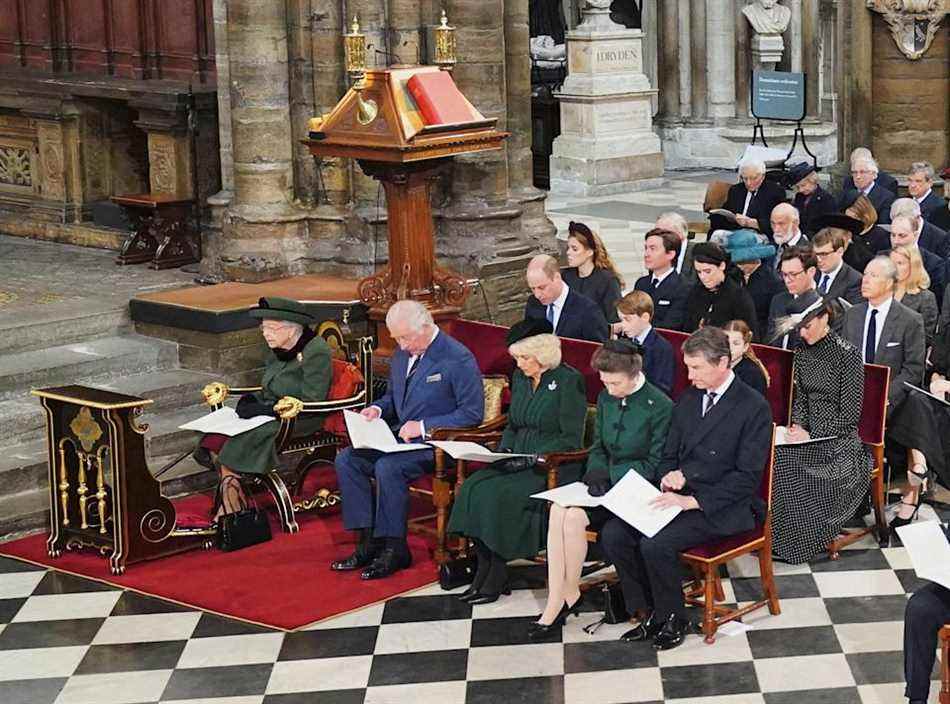 La reine Elizabeth de Grande-Bretagne, le prince Charles, la duchesse Camilla de Cornouailles, la princesse Anne Royal, le vice-amiral Sir Timothy Laurence, le prince William, Catherine, la duchesse de Cambridge, le prince George et la princesse Charlotte, assistent à un service d'action de grâces pour feu le prince Philip , duc d'Édimbourg, à l'abbaye de Westminster à Londres, Grande-Bretagne, le 29 mars 2022. Dominic Lipinski/Pool via REUTERS