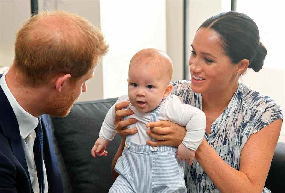 Le prince Harry, duc de Sussex, Meghan, duchesse de Sussex et leur petit fils Archie Mountbatten-Windsor rencontrent l'archevêque Desmond Tutu et sa fille Thandeka Tutu-Gxashe à la Desmond & Leah Tutu Legacy Foundation lors de leur tournée royale en Afrique du Sud le 25 septembre 2019 au Cap, Afrique du Sud.  (Photo by Pool/Samir Hussein/WireImage)