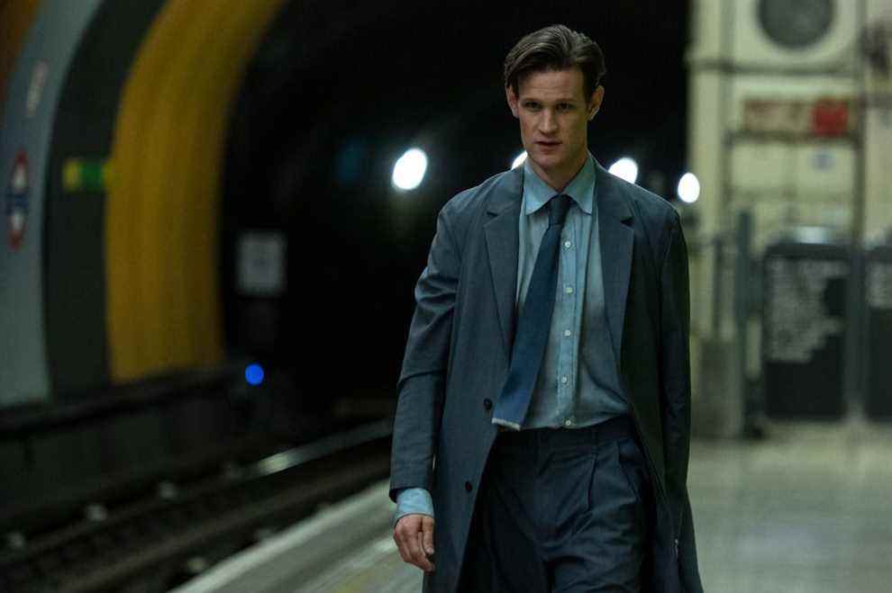 Matt Smith traversant une station de métro en tant que Milo dans le film Morbius