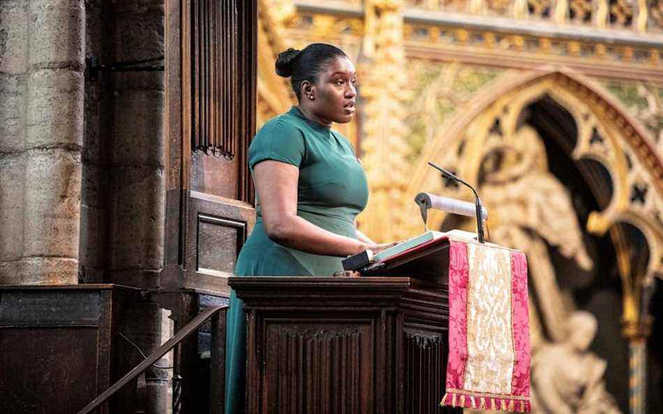 Doyin Sonibare, récipiendaire du prix d'or du duc d'Édimbourg, lit un hommage à l'abbaye de Westminster lors du service d'action de grâces pour le prince Philip - News 24