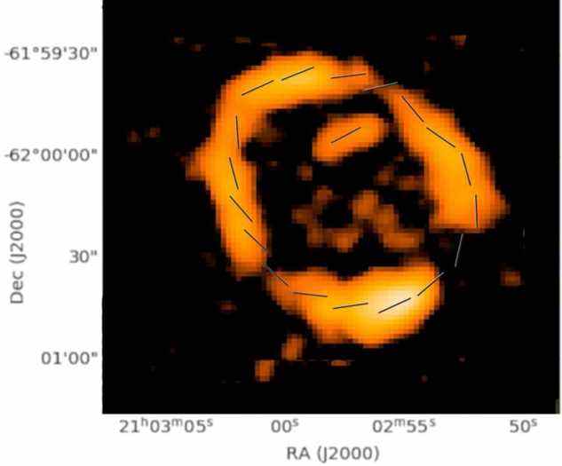 Les lignes autour du bord de l'ORC indiquent la direction d'un champ magnétique.  Un champ magnétique circulaire comme celui-ci indique qu'il a été comprimé par une onde de choc provenant de la galaxie centrale.