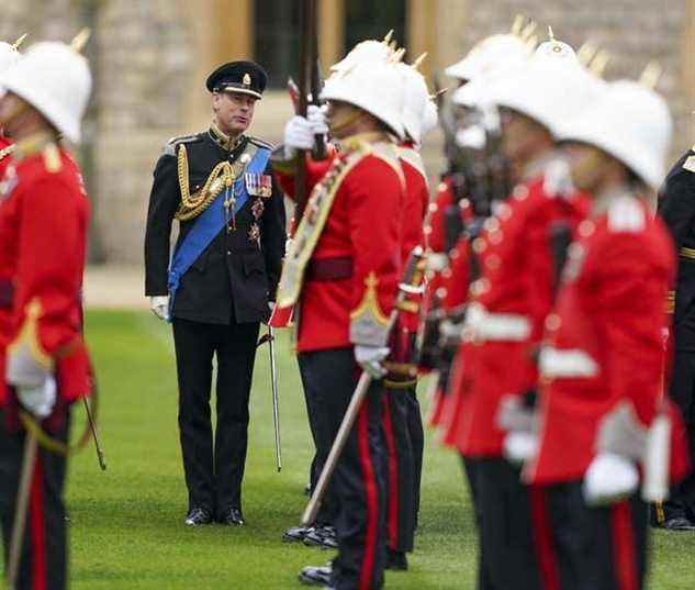 Le comte de Wessex présente de nouvelles couleurs au Royal Gibraltar Regiment