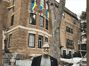 Le conseiller municipal de Montréal, Serge Sasseville, habite en face du consulat russe de la ville.  Il a accroché quatre drapeaux ukrainiens à ses fenêtres bien en vue du consulat.