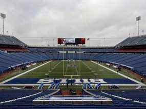 Le terrain est préparé au stade Highmark avant un match de football de la NFL.