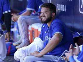 Le lanceur partant des Blue Jays de Toronto, Alek Manoah, est assis dans la pirogue après avoir lancé la deuxième manche d'un match de baseball d'entraînement printanier contre les Yankees de New York, le samedi 26 mars 2022, à Tampa, en Floride.