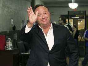 Alex Jones, animateur de radio de droite et théoricien du complot, arrive au palais de justice d'Austin, au Texas, le 19 avril 2017.