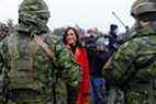 La ministre canadienne de la Défense, Anita Anand, s'entretient avec des soldats lors d'une visite de la base militaire d'Adazi, près de Riga, en Lettonie, le 8 mars 2022. (Photo de Toms Norde / AFP)