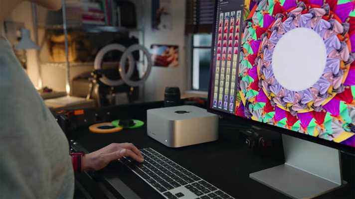 Une personne travaille dans une station équipée des tout nouveaux Mac Studio et Studio Display.