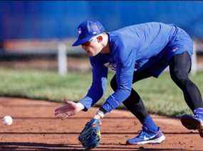 Le joueur de champ intérieur Cavan Biggio, qui alignait des balles au sol lors de la première journée des entraînements printaniers au complexe de développement des joueurs de l'équipe à Dunedin, admet que sa polyvalence signifie qu'il pourrait finir par jouer un assortiment de positions – y compris dans le champ extérieur – pour les Blue Jays cette saison.