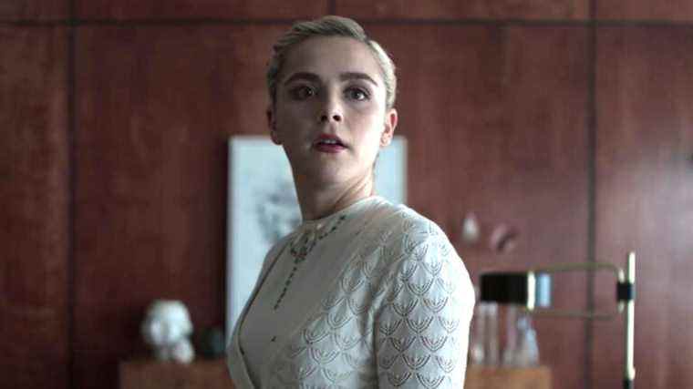 Bande-annonce de Swimming With Sharks : Kiernan Shipka est la stagiaire de l'enfer
