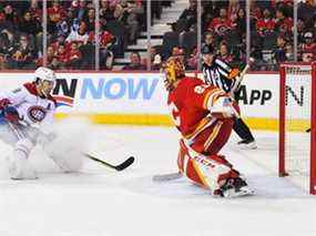 Ben Chiarot des Canadiens marque le but gagnant contre Jacob Markstrom des Flames au Scotiabank Saddledome de Calgary jeudi.