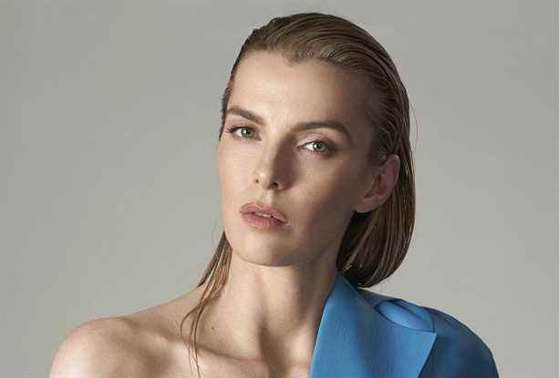 Betty Gilpin Cast dans ‘Mrs.  Davis ‘- Drame sur le paon de Damon Lindelof