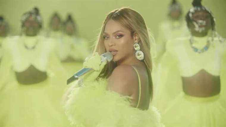 Beyoncé éblouit dans la tendance des robes transparentes après que Megan Fox l'ait précédemment ramenée
