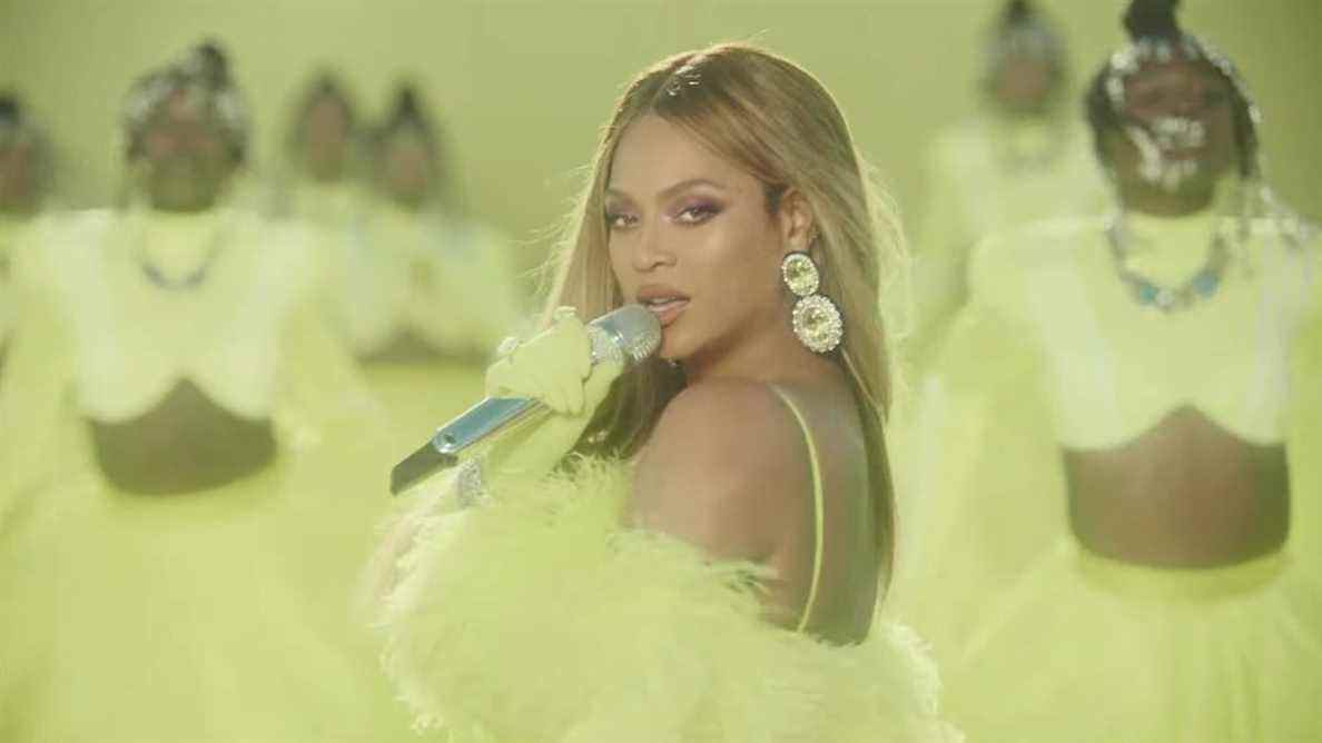 Beyoncé éblouit dans la tendance des robes transparentes après que Megan Fox l'ait précédemment ramenée
