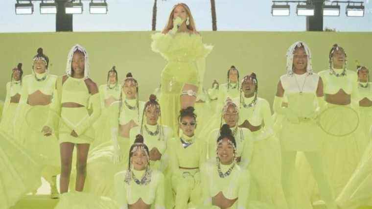 Beyoncé (et Blue Ivy !) ont donné le coup d’envoi des Oscars dans une performance néon à couper le souffle