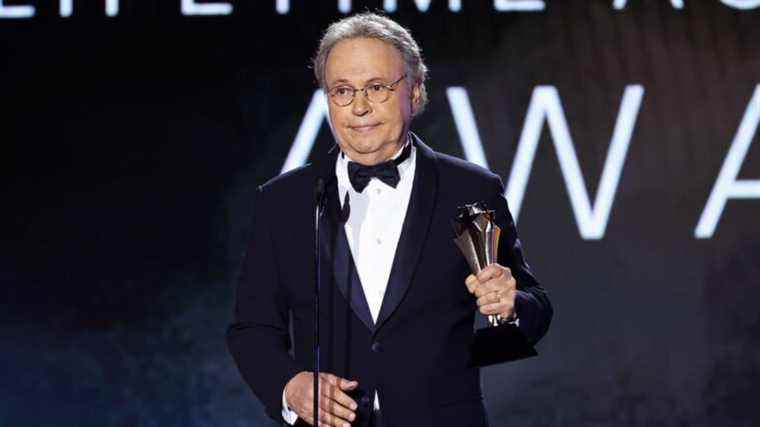 Billy Crystal reçoit le prix pour l'ensemble de sa carrière aux Critics Choice Awards : "Il y a tellement plus à venir"
