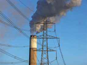 Un pylône électrique sur fond de tour de refroidissement à la centrale électrique au charbon d'Uniper SE à Ratcliffe-on-Soar, Royaume-Uni