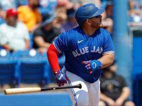 Le receveur des Blue Jays de Toronto, Alejandro Kirk, réagit après avoir frappé un circuit de deux points lors de la première manche contre les Pirates de Pittsburgh lors de l'entraînement printanier au TD Ballpark à Dunedin hier.  Les Jays ont gagné 10-4.