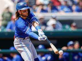 L'arrêt-court des Blue Jays de Toronto Bo Bichette (11) au bâton lors de la troisième manche contre les Tigers de Detroit lors de l'entraînement de printemps au Publix Field du Joker Marchant Stadium.