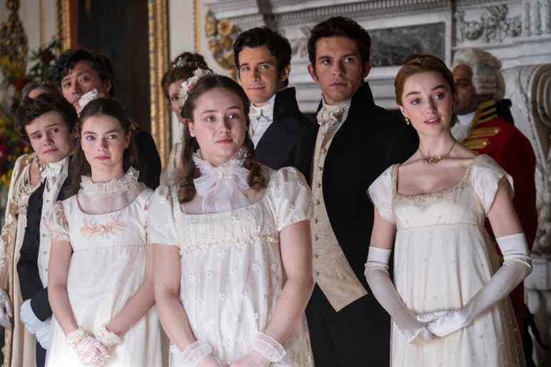 Bridgerton.  (L à R) Will Tilston comme Gregory Bridgerton, Florence Emilia Hunt comme Hyacinth Bridgerton, Ruby Stokes comme Francesca Bridgerton, Luke Thompson comme Benedict Bridgerton, Jonathan Bailey comme Anthony Bridgerton, Phoebe Dyvenor comme Daphne Basset dans l'épisode 201 de Bridgerton.  Cr.  Liam Daniel/Netflix © 2022