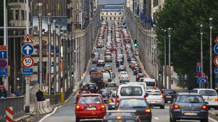 Bruxelles offre près de 1 000 $ aux gens pour qu’ils renoncent à leur voiture