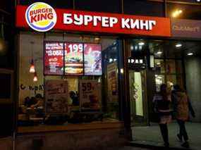 Des femmes marchent devant un restaurant Burger King à Moscou, en Russie.