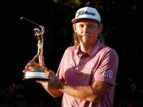 L'Australien Cameron Smith montre le trophée du championnat des joueurs après avoir remporté le tournoi au TPC Sawgrass lundi à Ponte Vedra Beach, en Floride.