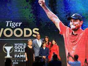 Tiger Woods, la mère Kultida Woods (à gauche), les enfants Sam Alexis Woods et Charlie Axel Woods (au centre) et Erica Herman (à droite) posent pour une photo avant son intronisation au World Golf Hall of Fame 2022 jeudi à Ponte Vedra Beach , Floride.