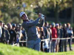 Justin Thomas joue un coup d'approche au septième trou lors du deuxième tour du championnat des joueurs samedi au TPC Sawgrass à Ponte Vedra Beach, en Floride. Thomas n'était que l'un des deux joueurs du top 20 à terminer son deuxième tour;  Bubba Watson était l'autre.