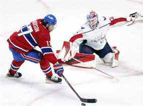 Josh Anderson des Canadiens de Montréal se fait pousser la rondelle par Ilya Samsonov des Capitals de Washington lors de la deuxième période à Montréal le 10 février 2022.