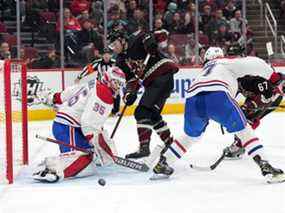 L'ailier droit des Coyotes Christian Fischer tire contre le gardien des Canadiens de Montréal Sam Montembeault lors de la troisième période au Gila River Arena de Glendale, en Arizona, le 17 janvier 2022