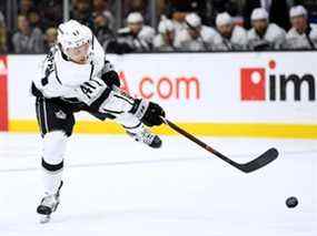 Sheldon Rempal tire contre les Hurricanes de la Caroline au Staples Center le 2 décembre 2018 alors qu'il était membre des Kings de Los Angeles.  Photo : Harry How/Getty Images