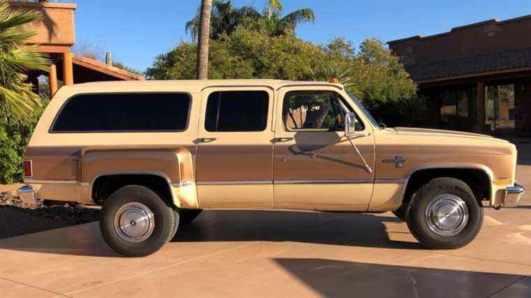 Ce cool 1986 Suburban Dually est sur le bloc au Mecum’s Arizona Bid Bash