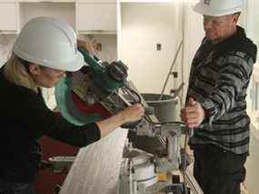 J'aime partager le chantier avec ma fille, Sherry.  Elle partage la même passion que moi pour les métiers spécialisés et est une ambassadrice et un mentor pour les jeunes femmes qui envisagent une carrière dans les métiers spécialisés.  Sherry et Mike Holmes sur le tournage de Holmes Family Effect.