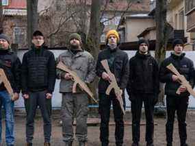 Des personnes participent à une séance d'entraînement militaire de base le 28 février 2022 à Ivano-Frankivsk, en Ukraine.