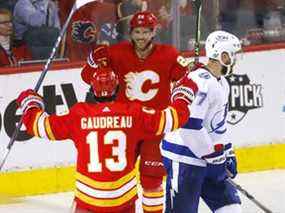 L'attaquant des Flames de Calgary Johnny Gaudreau célèbre son triplé contre le Lightning de Tampa Bay avec Elias Lindholm au Scotiabank Saddledome de Calgary le jeudi 10 mars 2022.