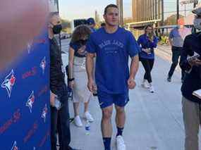 Le nouveau joueur de troisième but des Blue Jays, Matt Chapman, se rend à une séance d'entraînement vendredi.